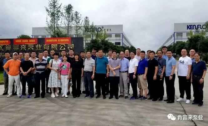 与会人员在遵义半岛在线注册-半岛(中国)有限公司大门口合影留念